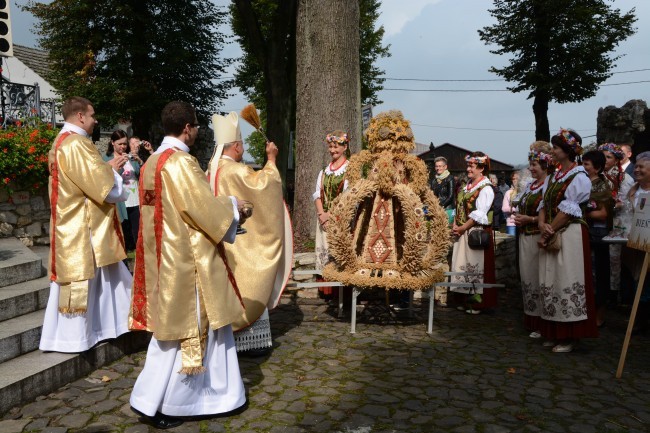 Annogórska grota lurdzka pełna plonów ziemi