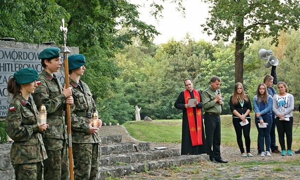 Gawęda przy pomniku