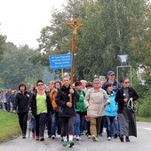 Pielgrzymi w drodze z Kompiny do Boczek