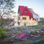 Jeden z ostrzelanych domów w czasie walk w miejscowości Karkov niedaleko Słowiańska  
