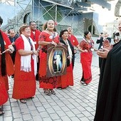 Podczas II Światowego Kongresu w 2011 r. wielobarwny tłum pielgrzymów z najdalszych zakątków globu, tańczących na ulicach miasta i śpiewających „Jezu, ufamy Tobie” po angielsku (Jezus, we trust in You!), swoją radosną wiarą podbił serca mieszkańców Krakowa 