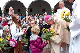 Biskup L. Schick przyjmuje od dzieci i młodzieży kwiaty i dary ołtarza