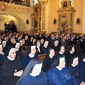  Bazylika annogórska wypełniła się siostrami i braćmi, którzy poświęcili życie Bogu