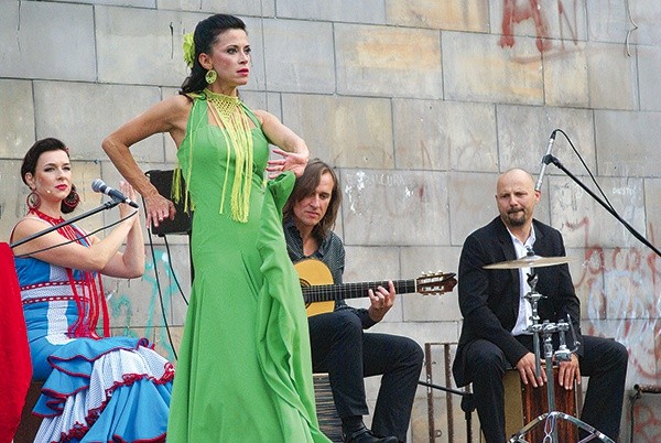 Magda Navarret  i Anna Iberszer  przekazują perfekcyjnie ekspresję ducha flamenco