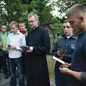  Chłopcy z bursy, której patronuje św. Stanisław Kostka, przy jego figurze modlili się o dobre wybory życiowe