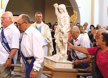 W 2013 roku w Mościcach odbyła się peregrynacja figury św. Michała. Po niej w parafii zawiązała się grupa jego czcicieli