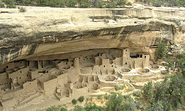 Pałac Klifowy to największe skalne (klifowe) miasto kultury Pueblo z XIII wieku – Park Narodowy Mesa Verde, Kolorado