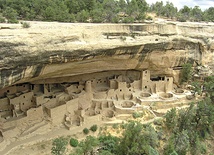 Pałac Klifowy to największe skalne (klifowe) miasto kultury Pueblo z XIII wieku – Park Narodowy Mesa Verde, Kolorado