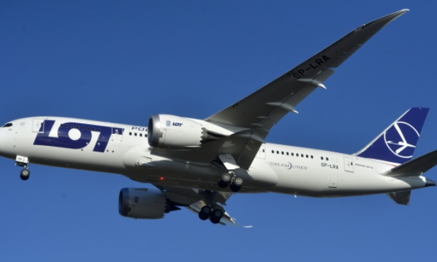 Dreamliner wrócił do Warszawy