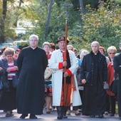 Po Mszy św. pielgrzymi z modlitwą różańcową na ustach przeszli do sanktuarium MB Domaniewickiej
