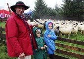 Mieczysław Gluza z Żabnicy (na zdjęciu z wnukami) - właściciel stada owiec i jeden z organizatorów bacowskiego święta na Hali Boraczej