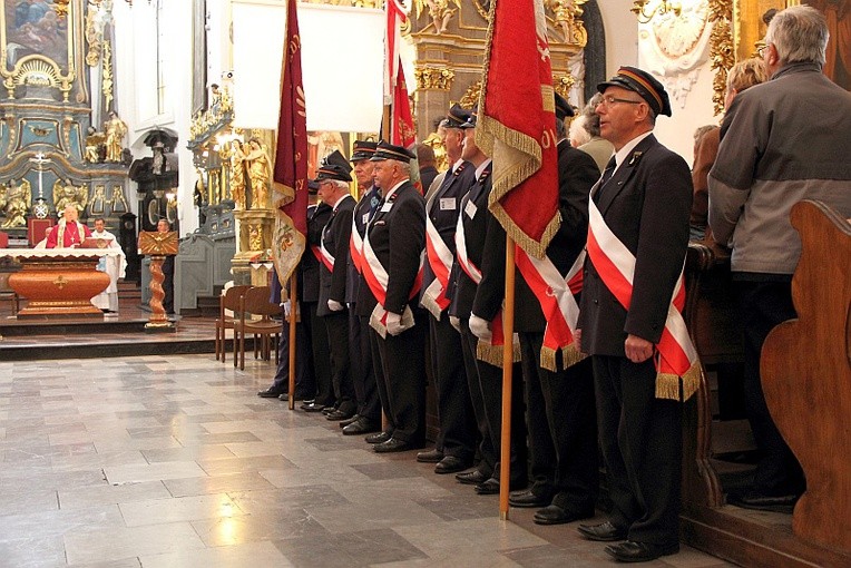 Kolejarze podczas sobotniej Mszy św. bazylice katedralnej w Łowiczu