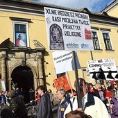  27.09.2014. Kraków. Uczestnicy Marszu Świeckości, który przeszedł ulicami Krakowa. Marsz jest jednym z punktów programu trwających pod Wawelem III Dni Świeckości. 