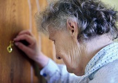  Osoby w podeszłym wieku i samotne są najczęstszymi ofiarami oszustów