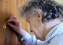  Osoby w podeszłym wieku i samotne są najczęstszymi ofiarami oszustów