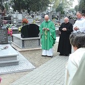  Bielski pomniczek ma wyryte słowa „Czyż może niewiasta zapomnieć o swym niemowlęciu, ta, która kocha syna swego łona? A nawet gdyby ona zapomniała, Ja nie zapomnę o tobie” (Iz 49, 15)