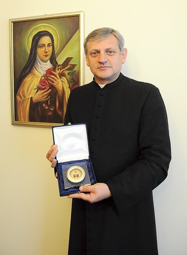 Proboszcz ks. Zbigniew Gaczyński z relikwiami błogosławionych Zelii i Ludwika Martin – rodziców św. Teresy od Dzieciątka Jezus