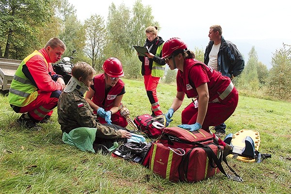  Drużyna ratowniczek Maltańskiej Służby Medycznej w czasie akcji na Hrobaczej Łące pomaga rannemu drwalowi