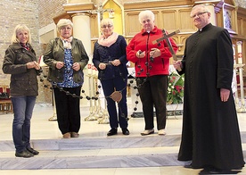  Podczas procesji, oprócz świec i figury Matki Bożej, niesiony będzie duży różaniec