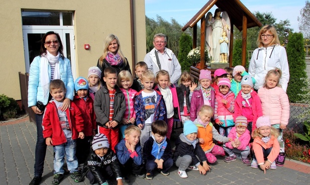 "Żabki" z wychowawczyniami i Benedyktem Chojnackim