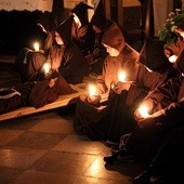 W rolę zakonników czuwających przy zmarłym Franciszku wcielili się ministranci