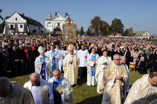 W rocznicowej celebrze wzięło udział kilka tysięcy wiernych i ponad 100 kapłanów