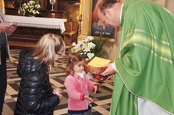  W procesję z darami zaangażowali się nawet najmłodsi parafianie