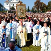 To był wyjątkowy dzień. Na polowy ołtarz z kościoła sanktuaryjnego przyniesiono łaskami słynący obraz Matki Bożej Różańcowej 