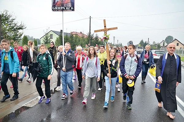  Na pątniczy szlak wyruszyło około pół tysiąca uczniów z dekanatu koneckiego