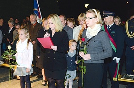 Akt zawierzenia, w imieniu młodzieży, składają uczennice kostrzyńskich szkół