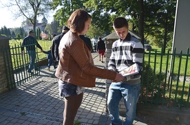  Kolportaż w parafii prowadzą w większości dzielni ministranci