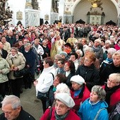  W tym roku różańcowa pielgrzymka wypełniła bardzką bazylikę niemal do ostatniego miejsca. Organizatorzy nie wykluczają, że za rok spotkanie odbędzie się przed sanktuarium