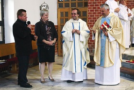  Para diecezjalna Domowego Kościoła A. i K. Tyrybonowie z ks. J. Musiałkiem (z prawej) i R. Piętką 