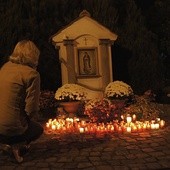 Zapalone znicze położono przed kapliczką Matki Bożej z Guadalupe