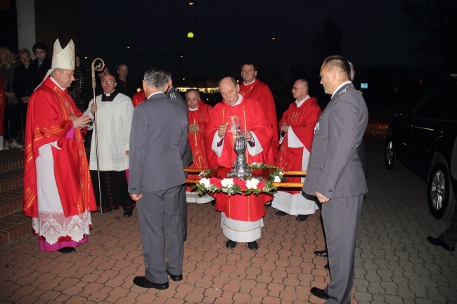 Wprowadzenie relikwii bł. ks. Jerzego Popiełuszki 