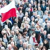 Tysiące wiernych, kwiatów i zniczy wokół świątyni to znak, że ks. Jerzy nadal pociąga naśladowców