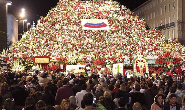 12 października 2014, Hiszpania. Tysiące ludzi przyniosło kwiaty dla Matki Bożej Pilar – patronki Saragossy