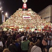 12 października 2014, Hiszpania. Tysiące ludzi przyniosło kwiaty dla Matki Bożej Pilar – patronki Saragossy