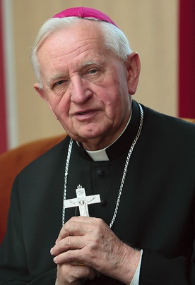 Arcybiskup senior Damian Zimoń ur. 25 października 1934 r. w Niedobczycach. W latach 1985–1992 biskup diecezji katowickiej, w latach 1992–2011 arcybiskup metropolita katowicki. Doktor nauk teologicznych w zakresie liturgiki.