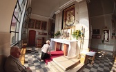 W kaplicy Matki Bożej Miłosierdzia od 7 rano modlą się pątnicy  