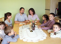 Spotkania podczas niedzielnej modlitwy są dla rodziny Tomka i Olgi okazją do pogłębiania rozumienia Biblii