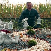 Ks. Joachim Kroll  przy modzurowskim pomniku dziecka utraconego 