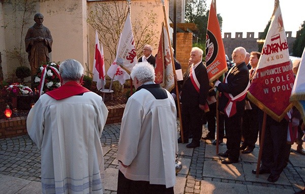  Uroczystości przy pomniku na placu katedralnym