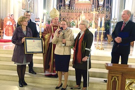 Powyżej: Za wyróżnienie dziękuje Eleonora Rosmańska. Stoją (od lewej): Elżbieta Sobieraj i Marek Chrapek (członkowie kapituły nagrody), bp Henryk Tomasik (przewodniczący kapituły), Helena Kładko i Zbigniew Miazga