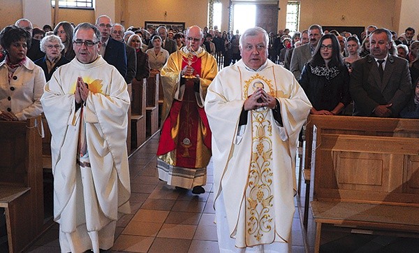 W procesji wejścia z ks. Poniewierskim, który wniósł relikwiarz, szli od lewej: ks. Sławomir Gregorczyk, proboszcz wspólnoty świętującej jubileusz, i ks. Stanisław Traczyński, proboszcz przysuskiej parafii pw. św. Jana Nepomucena