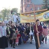  Ulicami miasta przeszli modlący się ludzie