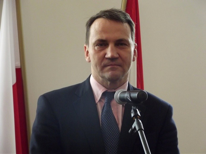 Sikorski tłumaczy się z wywiadu dla Politico