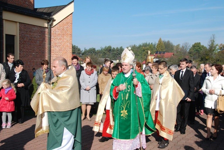 Relikwie do świątyni wniósł ks. Krzysztof Woźniak