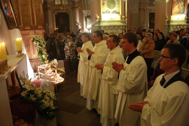 Ozdobo Paradyża, módl się za nami!