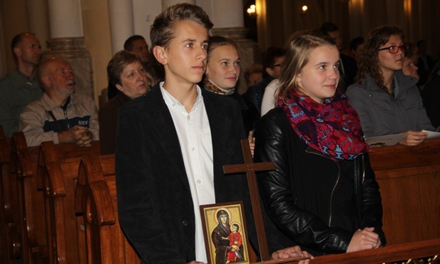 Przedstawiciele młodzieży z centrów, odebrali miniaturki symboli ŚDM – krzyż i obraz Matki Bożej. 